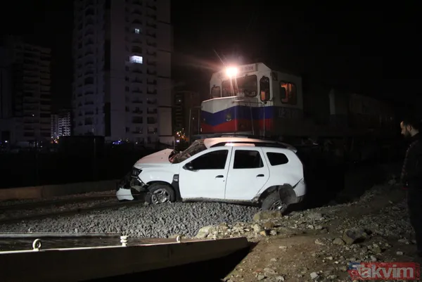 150 metre sürüklendi! Hemzemin geçitte kaza: Yük treni otomobile çarptı - 5