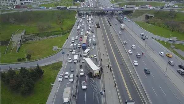 son-dakika-e-5-te-trafigi-kilitleyen-kaza-tir-metrobus-yoluna-girdi-1610090116471.jpg
