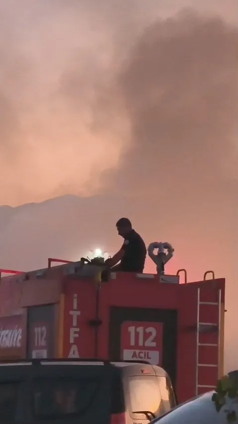 yangini-sonduren-itfaiye-eri-aracin-uzerinde-namaz-kildi-1790351530120.jpeg Yangını söndüren itfaiye eri aracın üzerinde namaz kıldı: O anlar sosyal medyada beğeni topladı-2