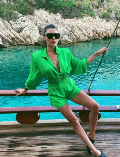 Hande Erçel duştan paylaşım yapmaya alıştı hızını alamadı bir tane daha! Sevgilisi Kerem Bürsin'le duş yetmedi şimdi de...-5