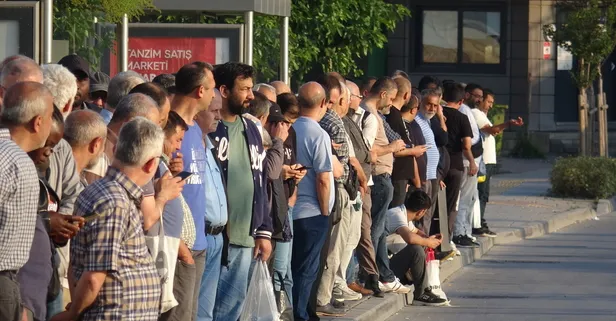 CHP'li İzmir Büyükşehir Belediyesi'nde kriz! 23 bin işçi greve gitti otobüs duraklarında kuyruk oluştu
