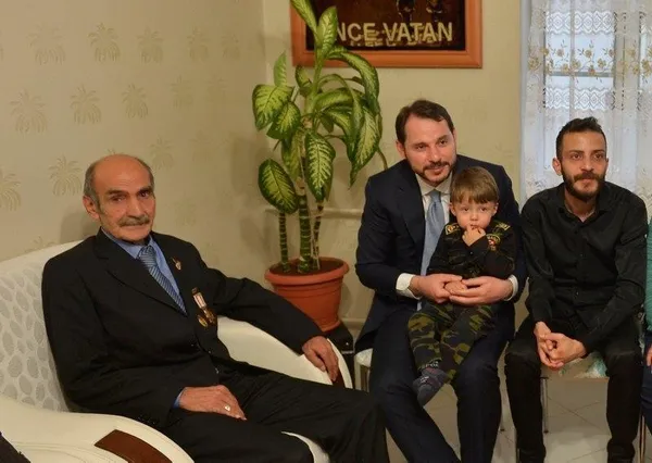 Bakan Albayrak'tan şehit ailesine ziyaret-2