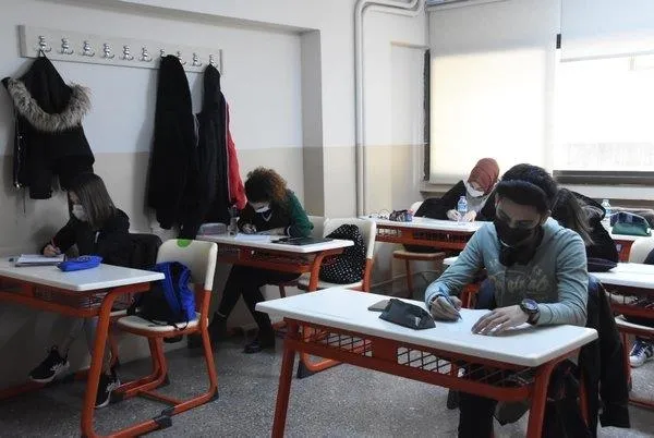 SON DAKİKA: Milli Eğitim ve Sağlık Bakanlığı yüz yüze eğitim şartlarını belirledi! Sınıflarda en fazla 15 öğrenci!-10