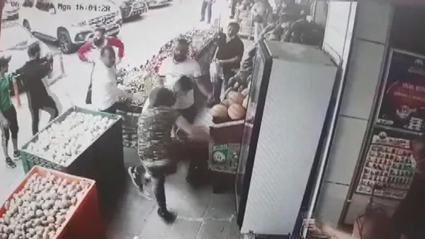 esenyurtta-3-kisi-bir-kisiyi-tekme-tokat-dovdu-1624001095497.jpg Esenyurt'ta 3 kişi bir kişiyi tekme tokat dövdü-3