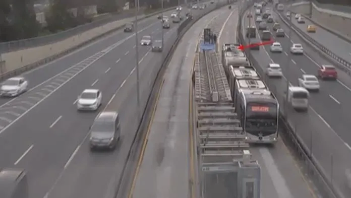 the-wang-videoz-nickili-sosyal-medya-fenomeni-izlenme-ugruna-canini-tehlikeye-atti-metrobusun-uzerinde-yolculu-1704295679580.jpeg 'The wang videoz' nickli sosyal medya fenomeni izlenme uğruna canını tehlikeye attı! Metrobüsün üzerinde yolculuk yaptı-3