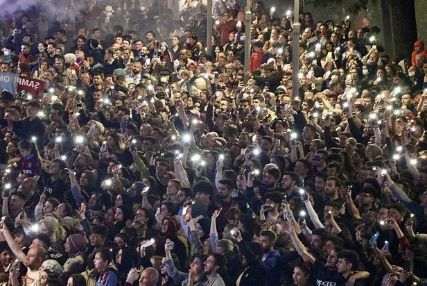 trabzonspor-sampiyonluk-kutlamasiyla-dunyada-ses-getirdi-fifa-resmi-sitesi-sampiyonluk-boyle-kutlanir-mansetin-1652567662164.jpeg Trabzonspor şampiyonluk kutlamasıyla dünyada ses getirdi FIFA resmi sitesi “Şampiyonluk böyle kutlanır” manşetini attı-4