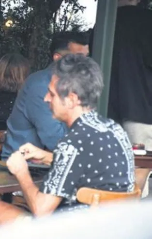 54 yaşındaki Teoman aşka üşenmedi! Kız arkadaşıyla baş başa görüntülendi