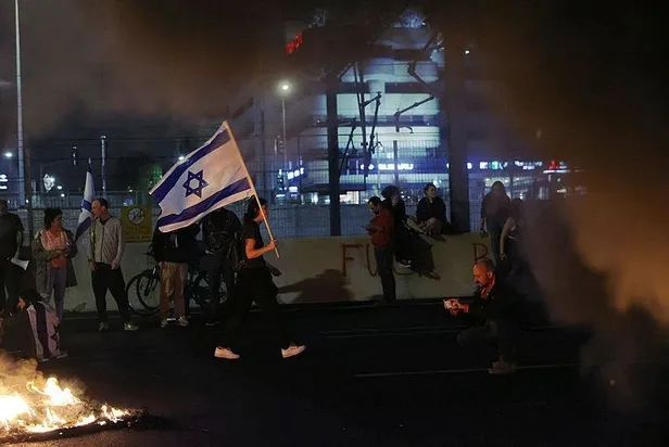 israilde-ic-savas-uyarisi-netanyahunun-evinin-onundeki-barikat-yikildi-1679870900280.jpeg 6'lı koalisyon İsrail'i iç savaşa sürüklüyor! Netahyahu'dan geri adım: Tartışmalı yargı reformunu erteledi! Göstericiler vazgeçmiyor-45