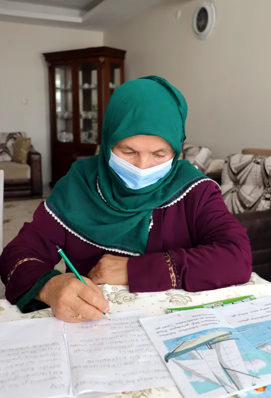van-edremite-yasayan-60-yasindaki-asli-imre-cocuklarindan-3u-doktor-4u-ogretmen-biri-muhendis-biri-hemsire-olduktan-sonra-okuma-yazma-ogrenmeye-baslad-1609230241623.jpg Van'da oğlu paylaştı yüz binlerce beğeni aldı! Sosyal medya bu anneyi konuşuyor-14