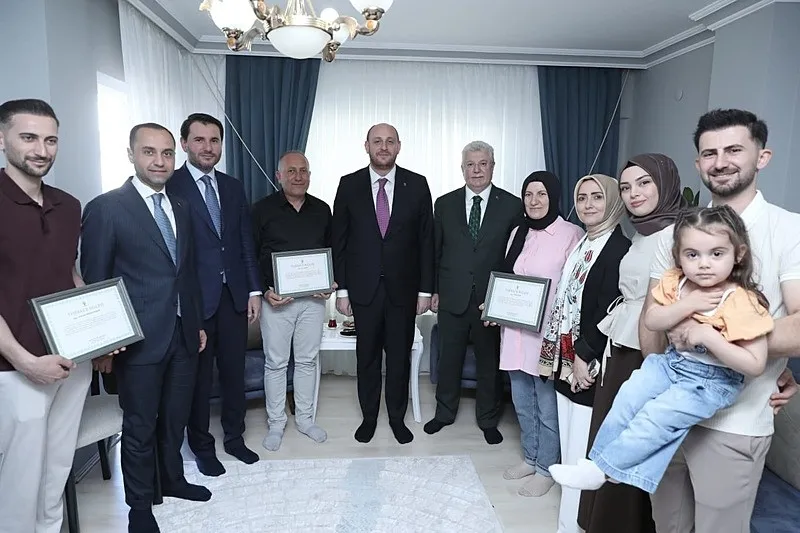 11-milyon-uyeye-baskan-erdogan-imzali-tesekkur-belgesi-ak-parti-duyurdu-1781630491034.jpeg 11 milyon üyeye Başkan Erdoğan imzalı teşekkür belgesi: AK Parti duyurdu-3