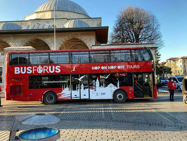 1642681080519.jpg Sultanahmet'te İBB'ye protesto! Taşımacılık işi sonlandırılan otobüs firmasının çalışanları eylem yaptı-5
