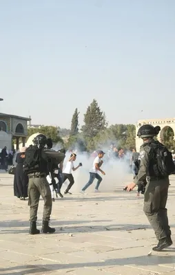 Katil İsrail polisi Filistinlilere saldırdı