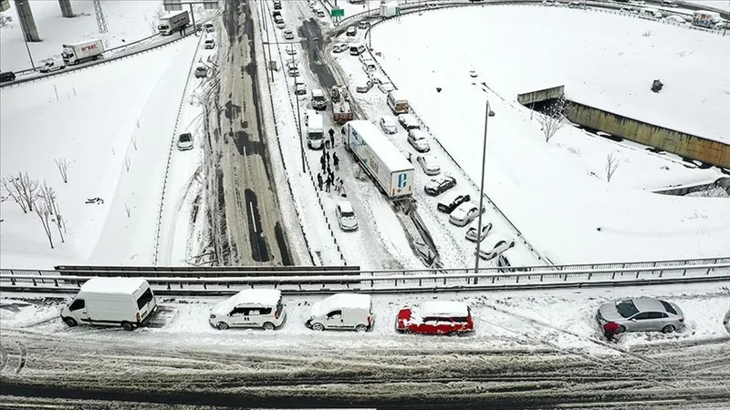 uzman-isim-sobalari-hazirlayin-diyerek-tarih-verdi-o-illere-kar-geliyor-sicakliklar-10-derece-birden-dusecek-1728825311328.jpg O illere kar geliyor! "Sobaları hazırlayın" diyerek tarih verdi! O gün 10 derece birden düşecek-5