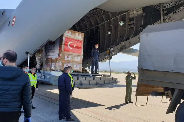 Son dakika: Türkiye'nin tıbbi yardım paketi taşıya uçağı Kuzey Makedonya ve Kosova'ya indi