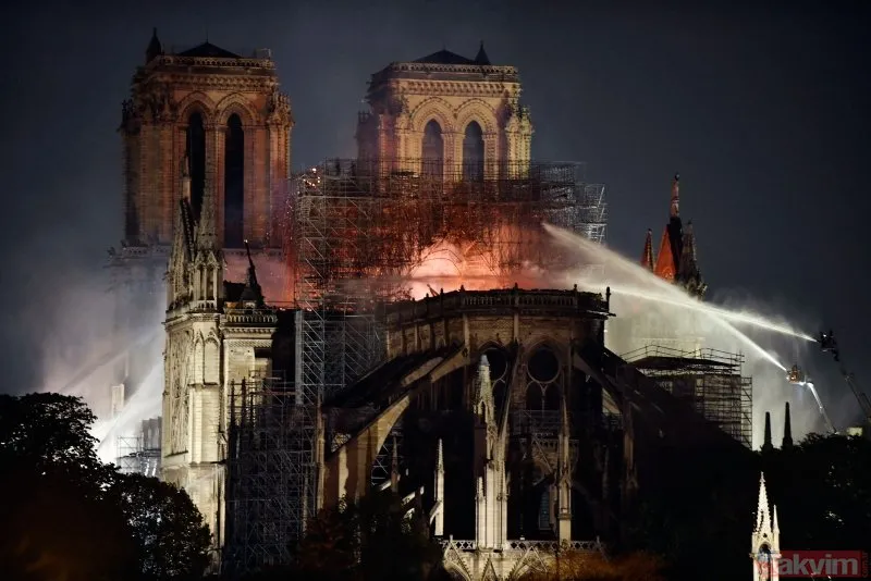 Son dakika... Notre Dame Katedrali'ndeki yangın 8,5 saat sonra söndürüldü
