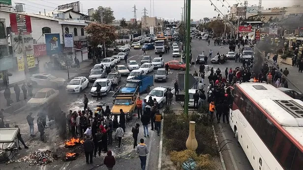 İran'da benzin zammına tepkiler siyaseti de sarstı-2