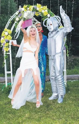 Aleyna Tilki gelin oldu! Kır düğünü yaptı robotla evlendi