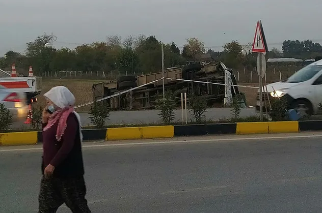 İzmir'de can pazarı! İki midibüs kafa kafaya çarpıştı! 5'i ağır 45 yaralı