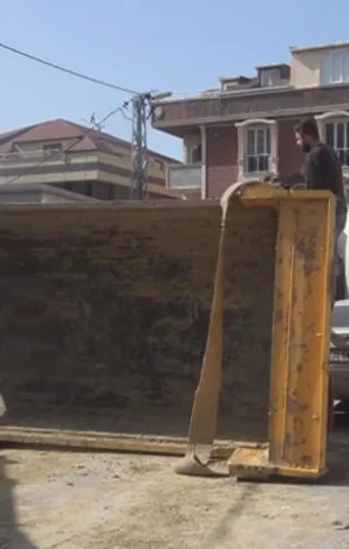 Arnavutköy'de hafriyat kamyonu devrildi