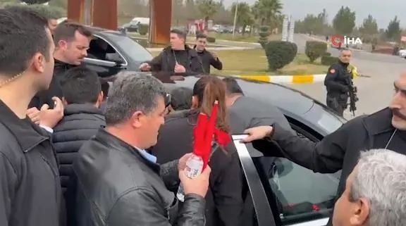 baskan-recep-tayyip-erdogana-sanliurfada-sevgi-seli-1707319956415.jpeg Başkan Recep Tayyip Erdoğan'a Şanlıurfa'da sevgi seli! Aileler ve öğrencilerle önce sohbet etti ardından fotoğraf çektirdi-2