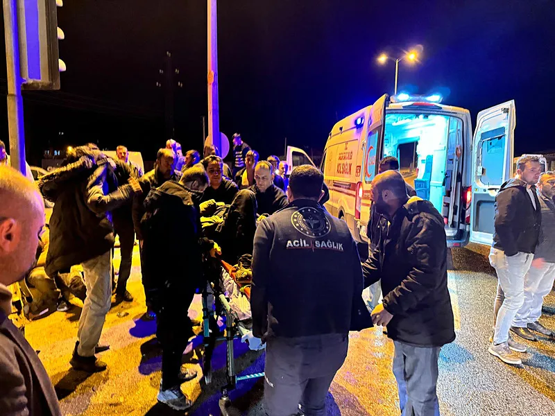 Ankara'da iki servis minibüsü çarpıştı çok sayıda yaralı var (DHA)