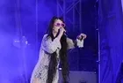 Hande Yener'den sahnede "Evlenmeyin" çağrısı!