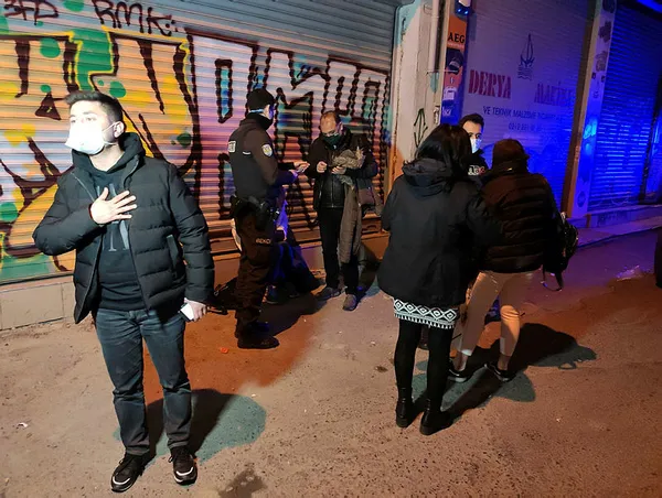 beyoglunda-yasagi-delen-eglence-mekanina-koronavirus-baskini-bekcilere-direnen-musteriler-arasinda-arbede-cikti-1615666774425.jpg Beyoğlu'nda eğlence mekanına koronavirüs baskını - 2