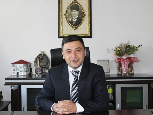 gumushane-valisi-alper-tanrisever-kimdir-kac-yasinda-nereli-yeni-gumushane-valisi-alper-tanrisever-hangi-gorev-1691649981168.jpg Gümüşhane Valisi Alper Tanrısever kimdir, kaç yaşında, nereli? Yeni Gümüşhane Valisi Alper Tanrısever hangi görevlerde bulundu?-2