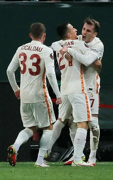 avrupada-bu-yuzden-farkli-1634950261232.jpeg TAKVİM herkesin merak ettiği soruyu yanıtlıyor! Galatasaray Avrupa'da bu yüzden farklı-5