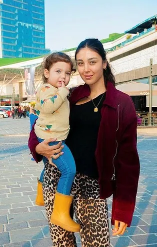 Anasının kızı! Özlem Ada Şahin kızı Arya ile fotoğrafını paylaştı