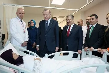 Başkan Recep Tayyip Erdoğan, Antalya Şehir Hastanesi’nde tedavi gören hastaları ziyaret etti