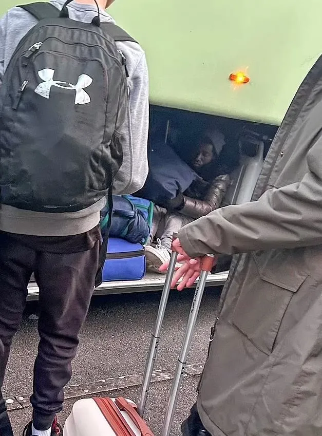 okul-gezisinde-buyuk-sok-ingiltereden-fransaya-okul-gezisine-giden-ogrenciler-bagajlarinda-iki-gocmen-buldu-1707746979255.jpeg Okul gezisinde büyük şok! İngiltere’den Fransa’ya okul gezisine giden öğrenciler bagajlarında iki göçmen buldu-2