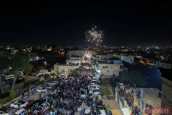 Tarihi esir takası tarihi kareler! İsrailli rehineler Hamaslılara el sallayıp veda etti... Siyonist işgalciler ise Filistinlilere saldırdı - 26