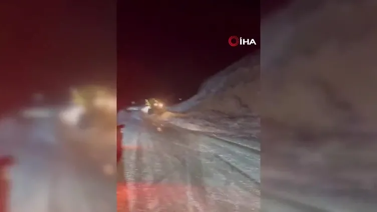 ▶️ Erzurum'da karayoluna çığ düştü!