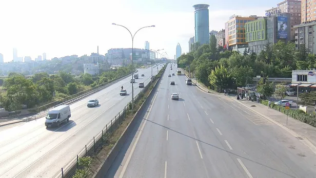 İstanbullunun toplu taşıma çilesi bitmiyor: "2 saattir bekliyoruz"-3