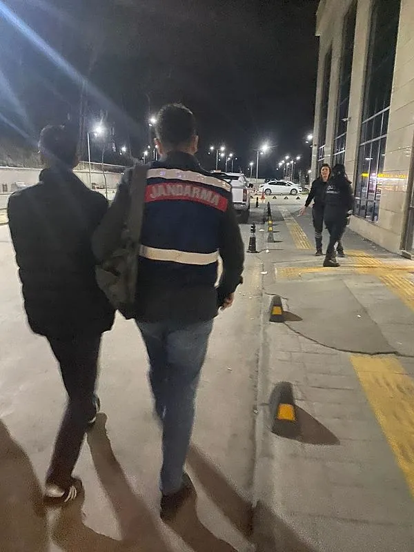 izmir-merkezli-9-ilde-teror-orgutu-dhkp-c-ve-mlkpye-operasyon-21-gozalti-1709013872939.jpeg 9 ilde eş zamanlı operasyon | DEM Partili milletvekili Çiçek Otlu’nun evinden terörist çıktı-2