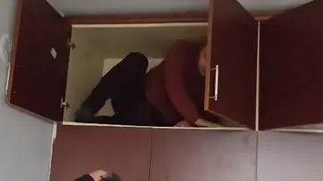 Polis suçluyu gardıropta enseledi! - VİDEO