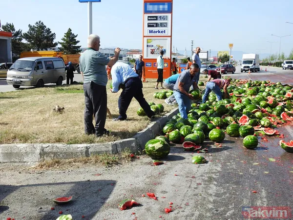 Çorum'da TIR devrildi, yol karpuz tarlasına döndü - 9