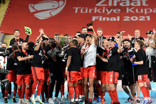 Ziraat Türkiye Kupası'nı kazanan Beşiktaş kupayı kaldırdı! İşte kutlamalardan kareler... - 31
