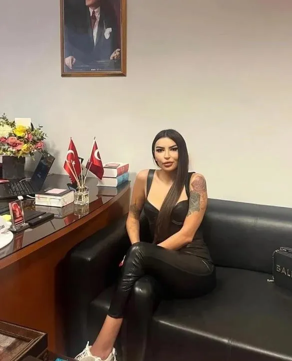 avukat-buket-nursah-tekisiktan-savci-odasinda-ilginc-pozlar-ben-asla-kaybetmem-demisti-tepkiler-sonrasi-ortali-1702493747548.jpeg Avukat Buket Nurşah Tekışık'tan savcı odasında ilginç pozlar! Bakanlık devreye girdi: Soruşturma başlatıldı-3