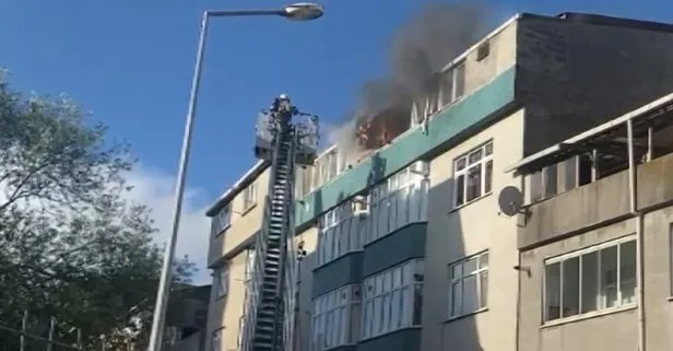 Sultangazi’de 4 katlı bir binanın çatı katında yangın: 2’si çocuk 4 kişi mahsur kaldı