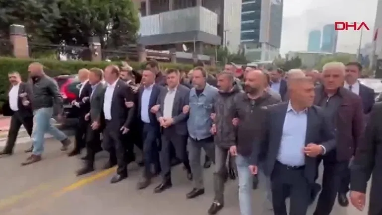 "SADIK VEKİLLER" KOLA KOLA GENEL MERKEZ'E YÜRÜDÜ-1