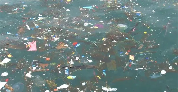 İstanbul Boğazı’nda kötü görüntü! Çöpler Üsküdar Sahili’ne vurdu