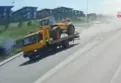 Küçükçekmece'de iş makinesi devrildi! Ölümlü kaza kamerada