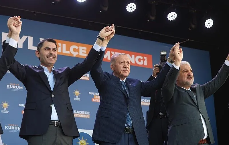 Başkan Erdoğan, Cumhur İttifakı'nın İstanbul Büyükşehir Belediye (İBB) Başkan adayı Murat Kurum (solda) ve Ak Parti İstanbul İl Başkanı Osman Nuri Kabaktepe (sağda) ile beraber vatandaşları selamladı. 