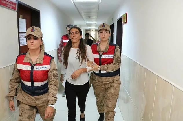 Tutuklanan HDP'li eski belediye başkanı Rojda Nazlier, PKK'lı teröristleri evinde ağırlamış!