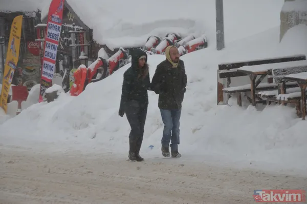 Uludağ'da kar yağışı iki gündür devam ediyor! Otomobiller kayboldu - 11