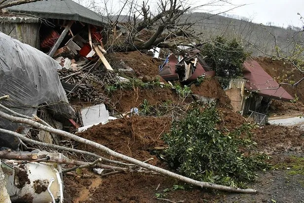 Ordu'da heyelan! Yıkılan evin altında kalmaktan saniyelerle kurtuldular-4