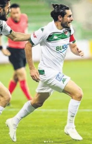 Timsah tek attı 3 aldı