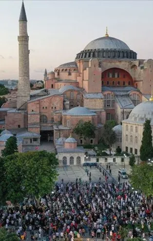 Ayasofya önünde akşam namazı kılındı